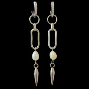 Silvriga örhängen med pärlor och spikes - Unika örhängen i silverfärg med kedjelänkar, vita pärlor och spetsiga spikes längst ner. Modern design med coola detaljer som ger en edgy vibe. Perfekt för dig som vill sticka ut med ditt smycke och gillar kombon av pärlor och metall.