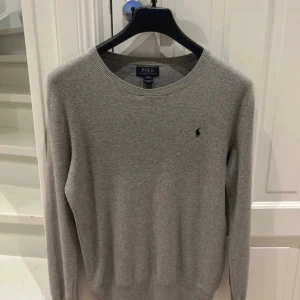 tröja Polo Ralph Lauren - Tröja från Ralph lauren i material typ cashmere. Storlek S för vuxen och ungdom XL-18-20 år. Skickas oftast samma dag. Skriv om ni har några frågor😀
