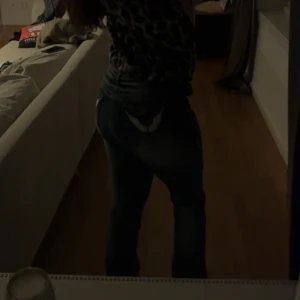 Mörkblå jeans - Säljer ett par mörkblå bootcut jeans med fina detaljer där bak❤️