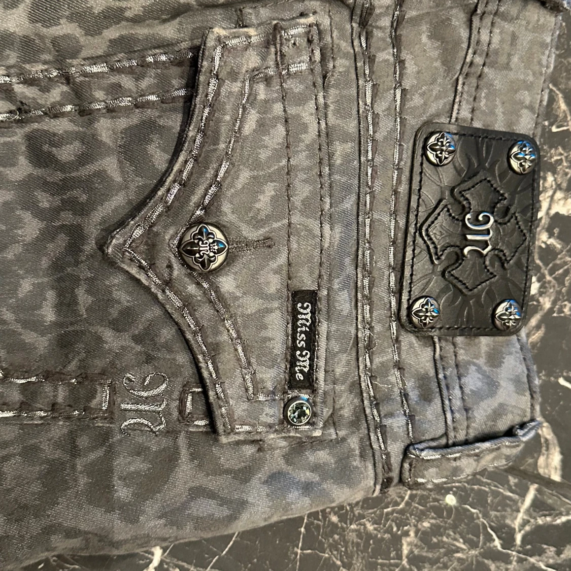 Grå leopardmönstrade Miss Me cargo - 1