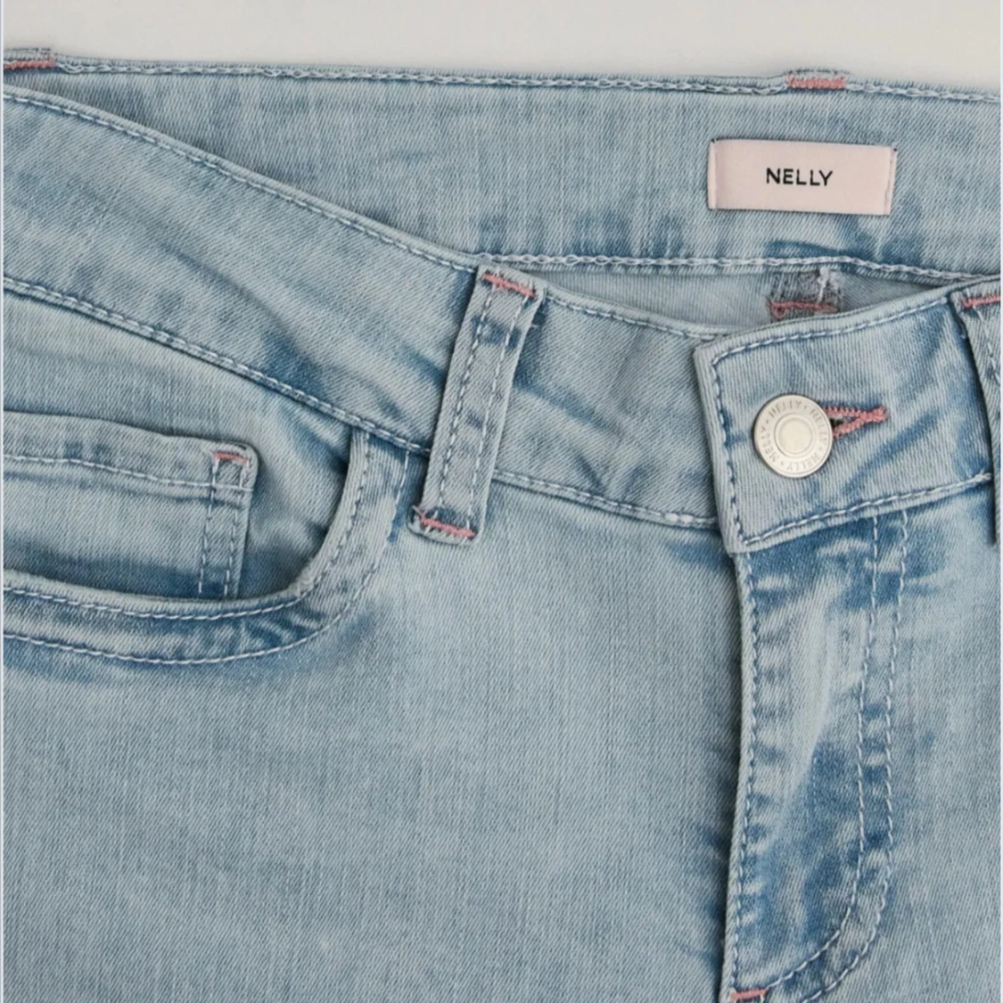 Ljusblå jeans med slitningar från Nelly - 2