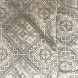 Sängkläder i flanell  - Mjuka sängkläder i flanell. Påslakan och kuddfodral. Grå och vita. 