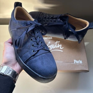 Christian Louboutins - Säljs pga inte användning bra skick inga defekter bara lite smutsig går lätt bort. Storlek 42 box tillkommer!