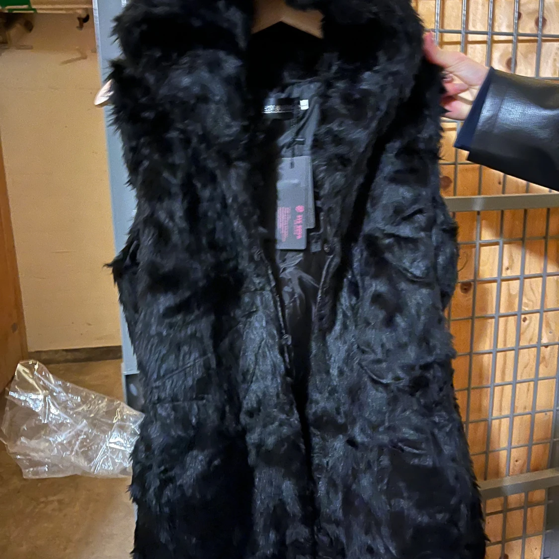 Svart pälsväst från Jen Long