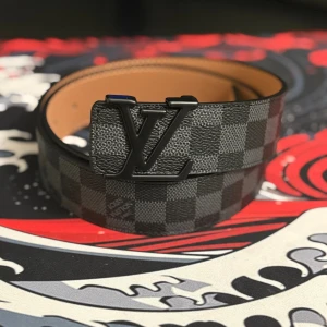 Svart bälte - Ett snyggt svart bälte som är 105cm. Helt ny och oanvänd.