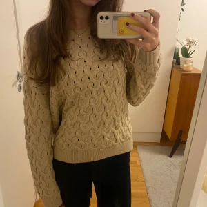 Beige stickad tröja med flätmönster - Säljer en beige stickad tröja med snyggt flätmönster och rund hals. Tröjan har långa ärmar och ribbade muddar vid ärmslut och nederkant. Perfekt för hösten. Storlek M, passar lagom oversized på mig som är xs/s (se första bilden)
