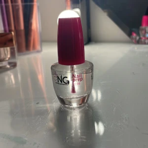 CNG Nail Prep 15 ml - CNG Nail Prep är en genomskinlig vätska i en rund glasflaska med rosa skruvlock. Perfekt för att förbereda naglarna innan applicering av nagellack eller gel. Flaskan rymmer 15 ml och har en praktisk pensel för enkel applicering. Hel oöppnad säljer pga att jag köpte miss fancys