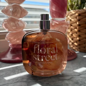 Floral Street Wonderland Peony parfym - Trendig parfym från Floral Street med namnet Wonderland Peony. Perfekt för dig som vill sticka ut med en snygg flaska och modern känsla. Passar dig som gillar stilrena och färgstarka detaljer.se bild hur mycket som använts. 50 ml. Korken lite skavd, se andra bilden 