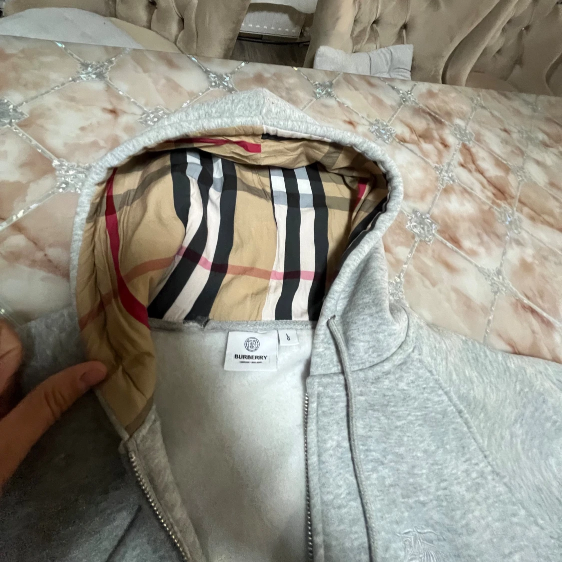 Grå hoodie från Burberry med dragkedja - 1