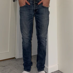Dondup George jeans - Dondup George jeans i w31-32 ungefär. Snygga slitningar och väldigt bra skick! Skriv vid minsta fundering!