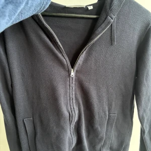 Marin blå tröja - Som ny skick, skriv om ni har frågor eller vill ha mer bilder, kan eventuellt gå ner i pris om det är en snabb affär.