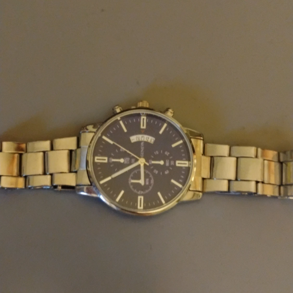 Silverfärgad klocka från Geneva - 1