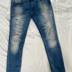 Replay jeans slimfit - Tjenare! Jag säljer ett par ljusblåa replay jeans i slimfit. De har snygga väck och slitningar. De är i storlek 30/31.                                                 Mvh                                                                     August