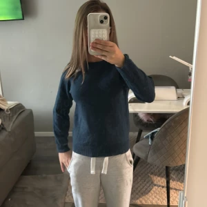 Mörkblå stickad tröja - Mysig mörkblå stickad tröja med rund hals och långa ärmar. Tröjan har en klassisk passform och ribbade muddar vid ärmslut och nederkant 💗