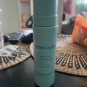 Björn Axén Curl Defining Mousse - Helt ny! Ljusblå flaska med Björn Axén Curl Defining Mousse för fint till medeltjockt hår. Innehåller återfuktande aloe vera och niacinamid. Ger stadga och definierar lockar utan att tynga ner håret. Perfekt för dig som vill ha mjuka och definierade lockar.