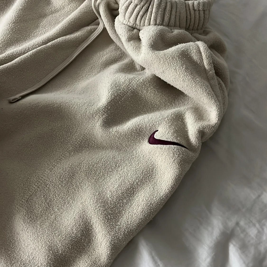 Beiga fleecebyxor från Nike - 1