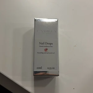 Nagelolja  - Nagelolja från Camilla of Sweden med naturlig jordgubbsdoft. Kommer i en genomskinlig glasflaska med pipett och silverdetaljer. Oljan är gul och vårdar både naglar och nagelband. Perfekt för dig som vill ha fräscha och återfuktade naglar. Endast öppnad 