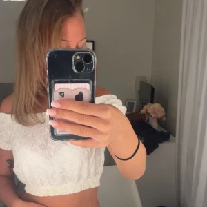 Vit offshoulder blus - Jätte gullig offshoulder blus som säljs pågrund av att den inte kommer till användning 