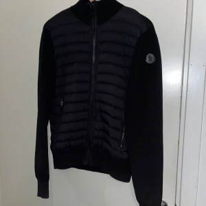 Moncler Cardigan - Säljer nu denna Moncler Cardigan då jag ej använder den. Den har proffesionellt lagats på framsidan vilket syns i första bilden. Den har tecken på användning men den har mycket liv kvar i sig🙌🙌 Givetvis är den äkta som syns i sista bilden✅