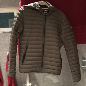 Colmar dunjacka - Nu säljer jag min efterfrågade colmar jacka i den klassiska gröna färgen! Jackan är i nyskick 10/10 då jag knappt har använt den. 