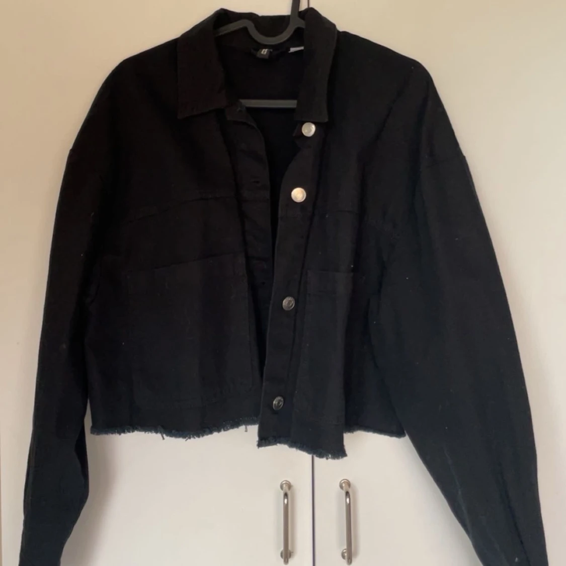 Svart croppad jeansjacka från H&M