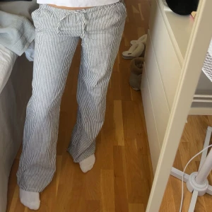 Lågmidjade randiga linnebyxor - Lågmidjade Linnebyxor från hm 