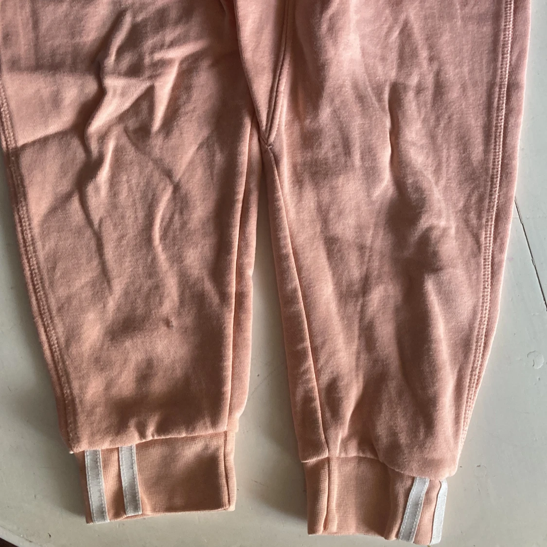 Adidas tracksuit i ljusrosa med vita och svarta detaljer - 2