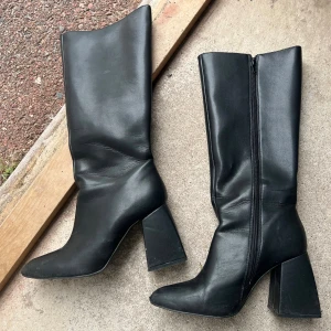 Stövlar med klack  - Säljer ett par snygga höga boots. Köptes här på Plick ❤️fint skick, från Nelly