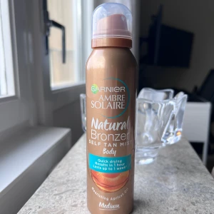 Bronzing Mist Garnier (ny) - Garnier Ambre Solaire Natural Bronzer Self Tan Mist för kroppen i färgen Medium. Ger en naturlig solkysst ton med snabb torktid och resultat på en timme. Innehåller vårdande aprikosolja. Sprayflaska i bronsfärg med transparent lock, 150 ml.