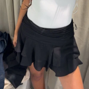 Kjol - Superfin kjol med inbyggda shorts. Aldrig använd med lappen kvar.