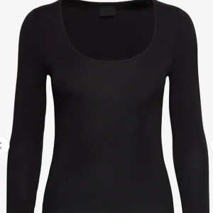 Svart långärmad topp med rund hals - En stilren svart långärmad topp med rundad halsringning. Påmminner om intismissimi tröjor. Lite genomskinlig.  Toppen har en tight passform och är tillverkad i ett mjukt, stretchigt material som sitter snyggt på kroppen. Perfekt att matcha med jeans eller kjol för en clean look.  