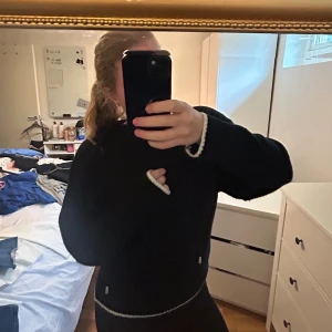 Svart stickad hoodie från Zara  - Stickad hoodie från Zara,  början till lite nopprig