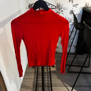 Polotröja - Röd polotröja från Gina, i jätte skönt material! Gillar tyvärr inte polo så den har knappt används, fick den i present☺️