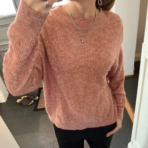 Rosa stickad tröja  - Rosa stickad tröja från Soyaconcept i storlek M, skulle säga att den även passar S. Fint skick. Använd gärna köp nu!