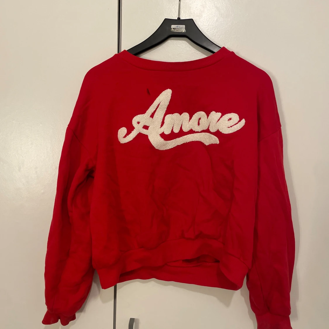 Röd sweatshirt med Amore-tryck