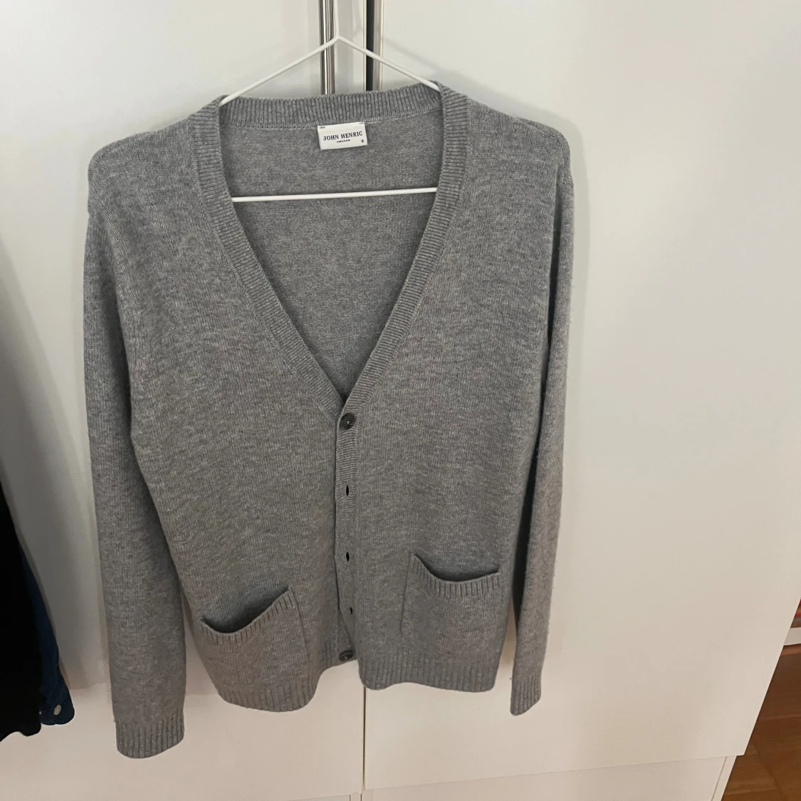 Grå kofta från John Henric