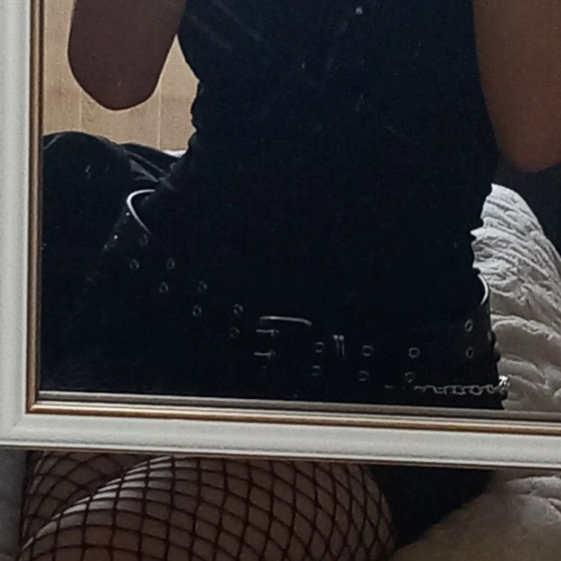 Svart bälte med nitar och kedja