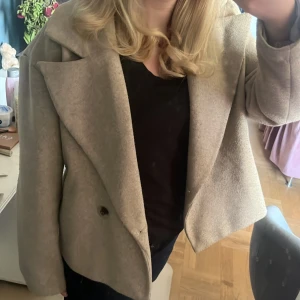 kort kappa - beige kort kappa ifrån vila! lite nopprig på vissa ställen vilket syns på sista bilden, men går säkert att ta bort