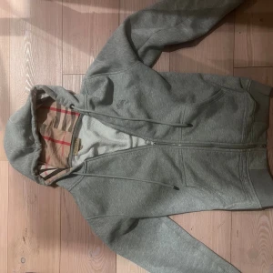 Burberry hoodie  - Säljer en riktigt fet burberry hoodie. Den är i storlek M. Byten tas också emot!!! Skriv vid minsta fundering💯💯💯