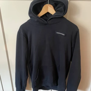 Mörk blå peak performance hoodie - Använd lite 