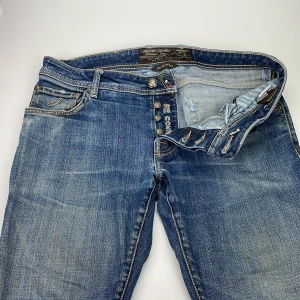 Jacob Cohen jeans 622 - Snygga blå jeans från Jacob Cohen  med klassisk femficksdesign och kontrastsömmar. Jeansen har en ikonisk bakficka med dekorativ söm och läderpatch i midjan. Perfekta för dig som gillar en tidlös och cool denimlook.