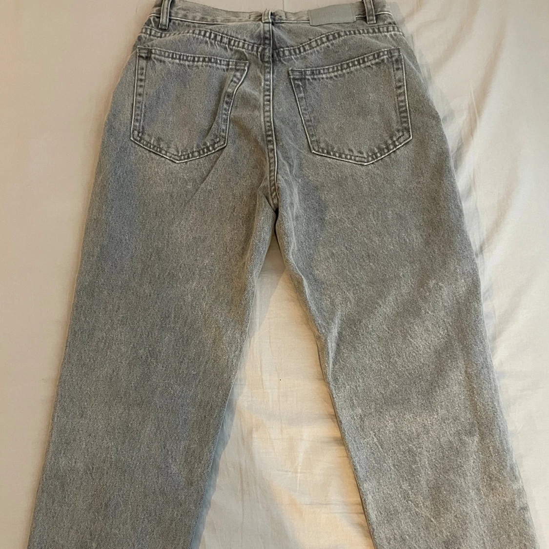 Grå jeans från Pull&Bear med rå kant - 2