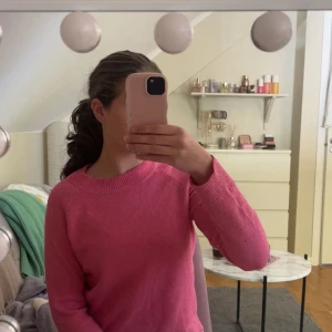 Rosa stickad tröja från ONLY - Superfin rosa stickad tröja från ONLY med rund halsringning och ribbade muddar vid ärmslut och nederkant. Perfekt för lager-på-lager och passar till både jeans och kjol. Enkel och stilren design som är lätt att matcha🩷