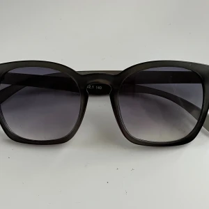 Svarta solglasögon  - Säljer dessa svarta solglasögon. Använda men i väldigt fint