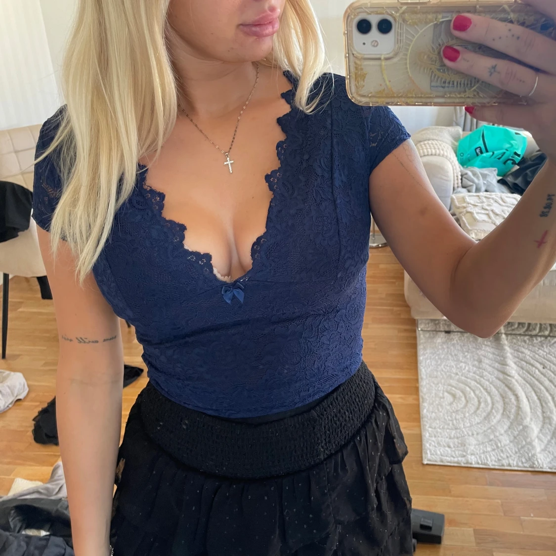 Mörkblå spetsblus med v-ringning