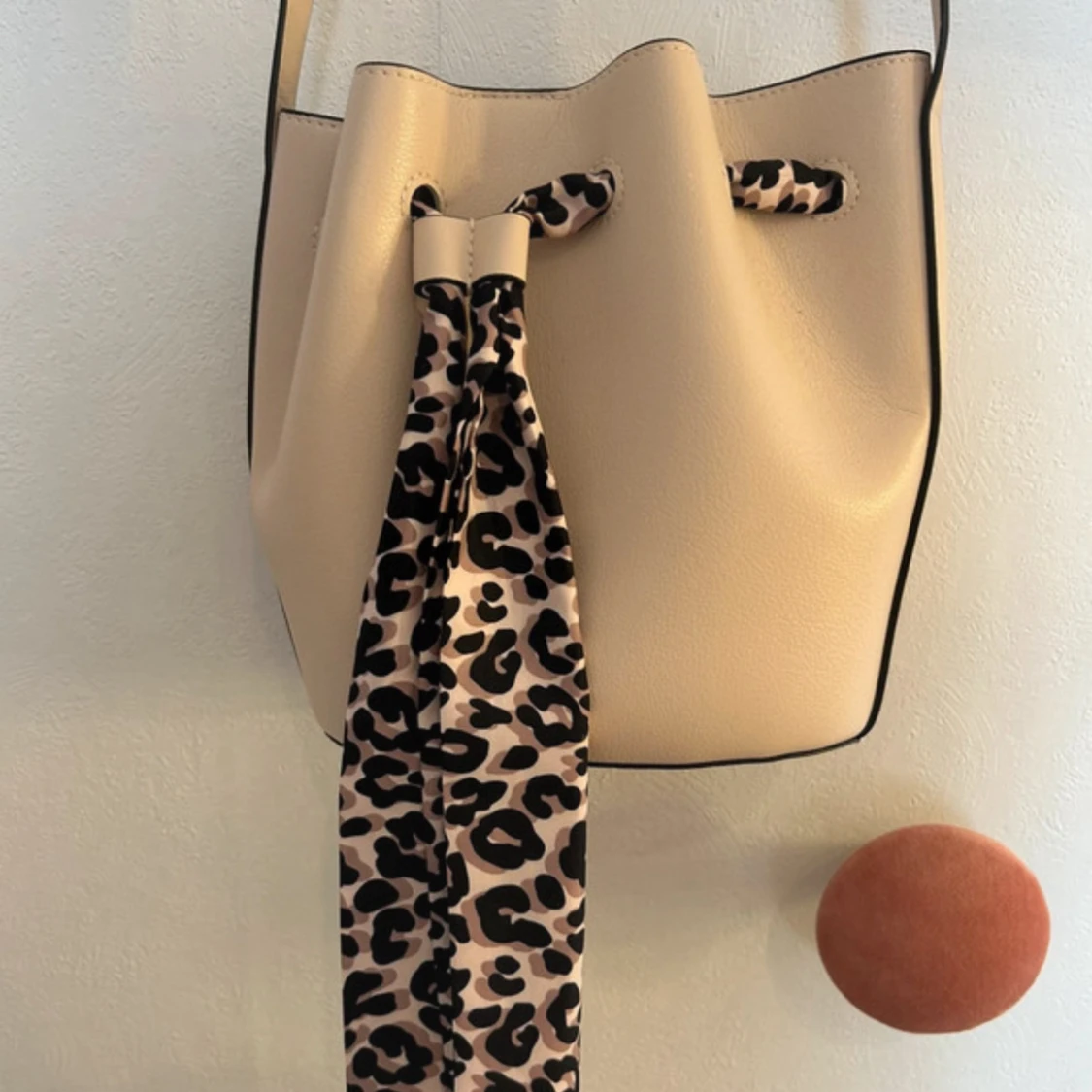 Beige axelväska med leoparddetalj - 3