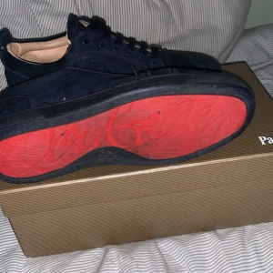 Christian Louboutin mörkblå sneakers mocka - Säljer ett par loubs pga jag behöver vinterskor och de är helt äkta, hör av dig om du behöver mer bilder!!
