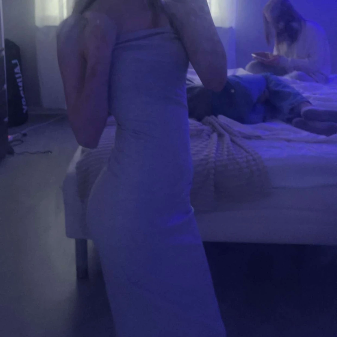 Grå axelbandslös långklänning - 1