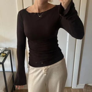 Brun tunn tröja. - Brun tröja i ett tunnare material. Från bikbok i storlek Xs men lite stor så skulle säga S funkar också! Även M! Använd typ 2 gånger🐛