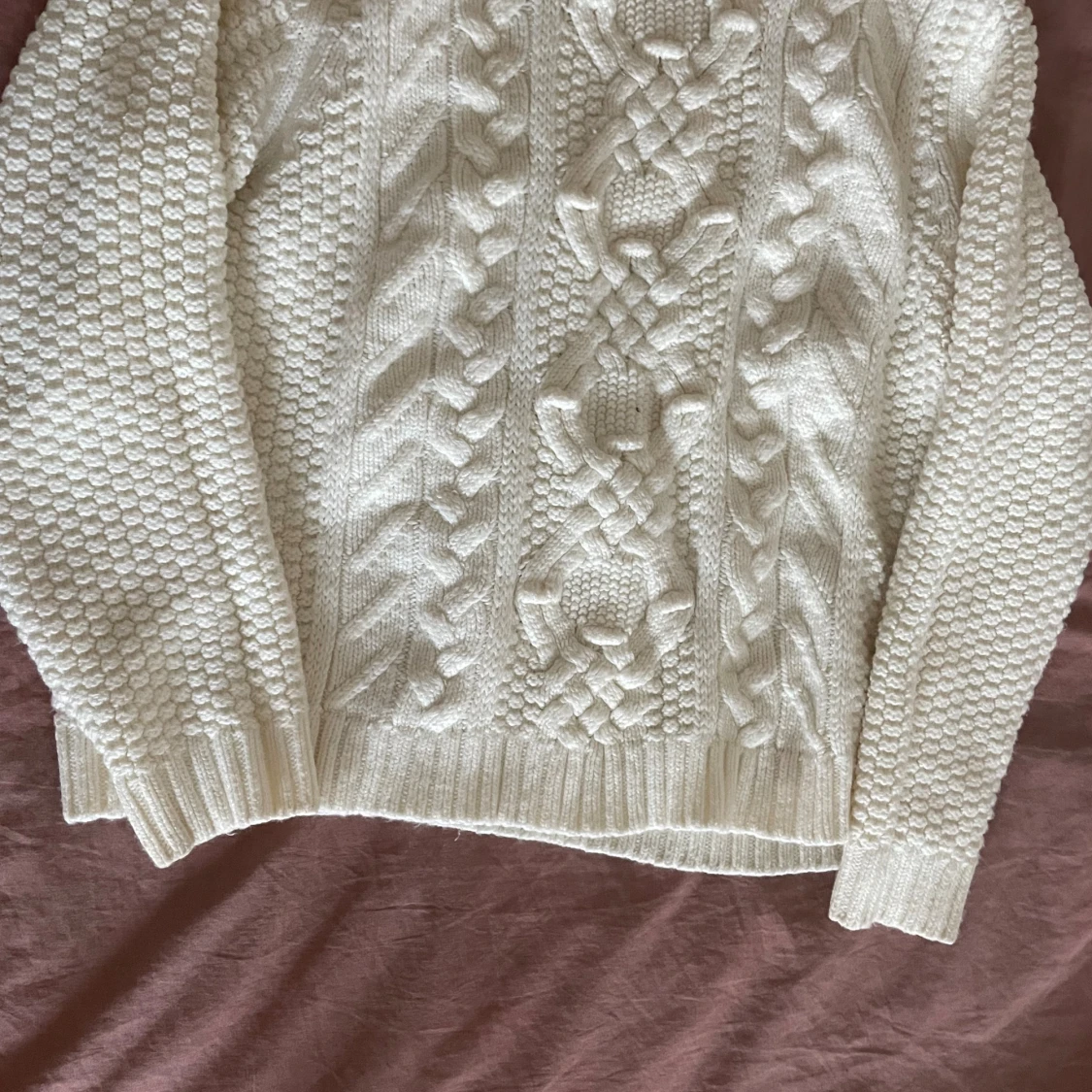 Vit stickad tröja med flätmönster - 1